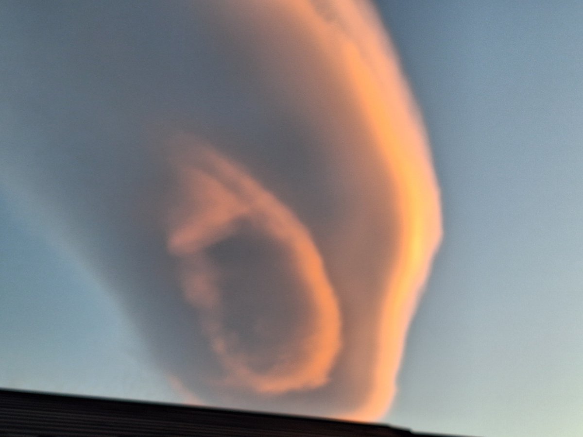 kazunexe's tweet photo. 南の空の雲
夕陽色に染まる雲
流れる雲が丸くなってる
ハレー彗星みたい
雲が光を反射して面白い
秋の空って美しい

#ぷっくりニュース https://t.co/VrwMb8JNdm