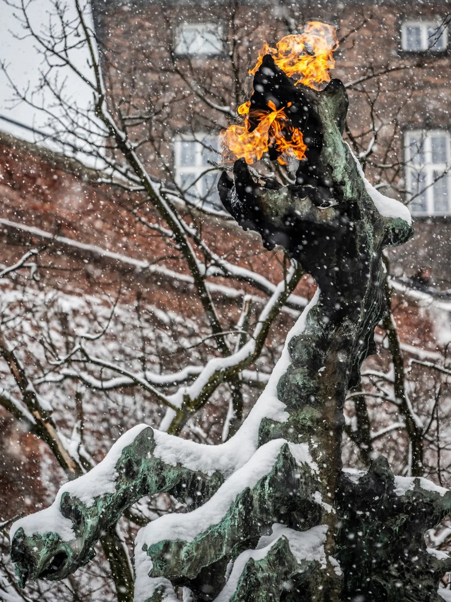 melindaxx3's tweet photo. Wawel Dragon in the snow 🐉🔥🌨️🇵🇱

Shot with Nikon Z5II &amp; Z 24-120/4S 📷

#krakow #poland #wanderlust #snow #dragon
@visitkrakow @poland. explore @visitpoland_official @poland. pl @krakowcityguide @wawelcastle https://t.co/WN9LOgMYo5