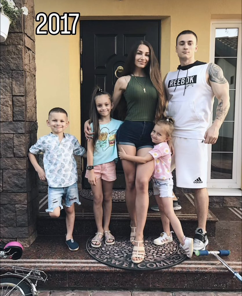 metrofive5's tweet photo. This is not just a recreation of a photo, this proof that family stays the same even when everyone grows♥️🫶 https://t.co/VSpEekcPvb