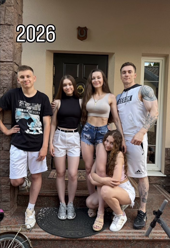 metrofive5's tweet photo. This is not just a recreation of a photo, this proof that family stays the same even when everyone grows♥️🫶 https://t.co/VSpEekcPvb