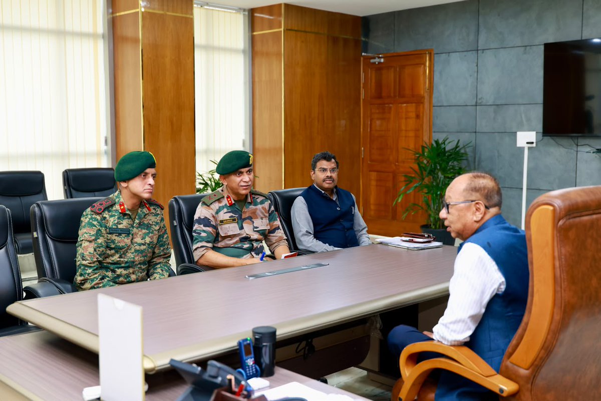 YKhemchandSingh's tweet photo. Major General Shri Gaurav Sharma, SC, SM, Inspector General, Assam Rifles (South), and Brigadier Shri Pranav Prasoon, DIG, 28 Sector Assam Rifles, called on me at my Secretariat, Mantripukhri, Imphal, today.

We discussed matters pertaining to general security and the status of border fencing along the Indo-Myanmar border.