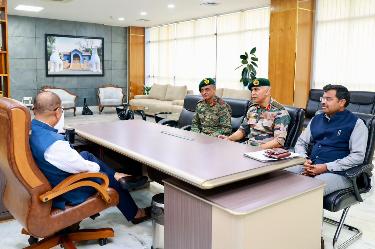 YKhemchandSingh's tweet photo. Major General Shri Gaurav Sharma, SC, SM, Inspector General, Assam Rifles (South), and Brigadier Shri Pranav Prasoon, DIG, 28 Sector Assam Rifles, called on me at my Secretariat, Mantripukhri, Imphal, today.

We discussed matters pertaining to general security and the status of border fencing along the Indo-Myanmar border.