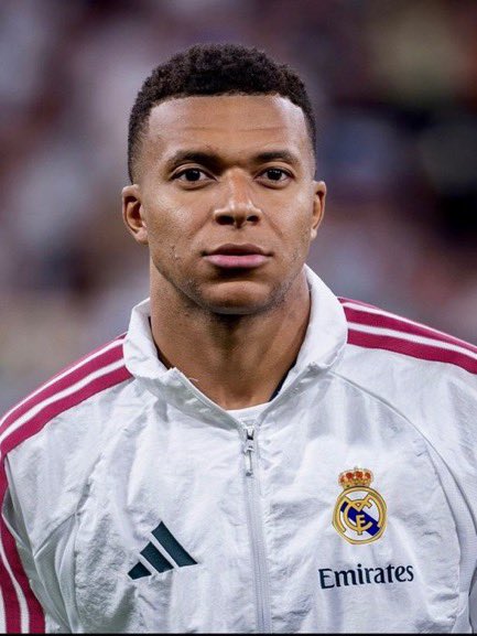 RMadridUniido's tweet photo. FUERA NIÑATOS MALCRIADOS DE MI EQUIPO. 

FUERA RATAS QUE SE RIERON EN ALGÚN MOMENTO DE ESTE ESCUDO. 

FUERA QUIEN NO TRABAJE A DIARIO EN EL MEJOR CLUB DEL MUNDO. 

FUERA QUIEN A TRAÍDO DOS AÑOS DE NADAPLETE MIENTRAS SU EX EQUIPO GANA TODO. 

FUERA DE MI EQUIPO, KYLIAN MBAPPÉ. https://t.co/13wC598ihd