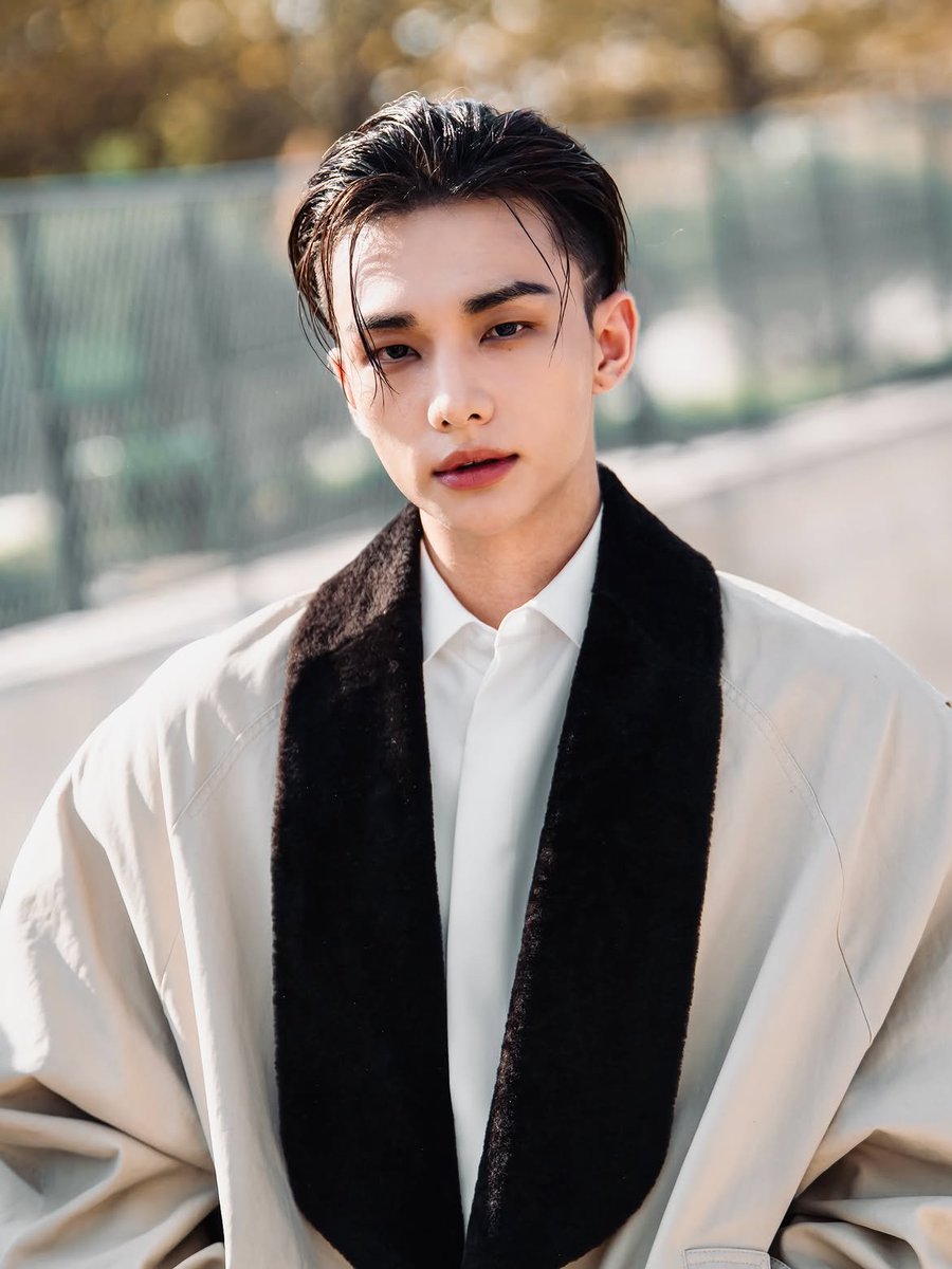 HHJCentral's tweet photo. Hyunjin’s DiorSummer27 Makeup and Fragrance 💄

• Dior Forever Skin Veil
• Dior Forever Fluid Skin Glow 1N Neutral & 2N Neutral
• Dior Backstage Eye Palette 001 Nude
• Rouge Dior On Stage 328 Dazzling Rose Shine
• Sauvage Eau de Parfum

HYUNJIN STUNS AT DIOR PFW
#DiorSummer27_HYUNJIN