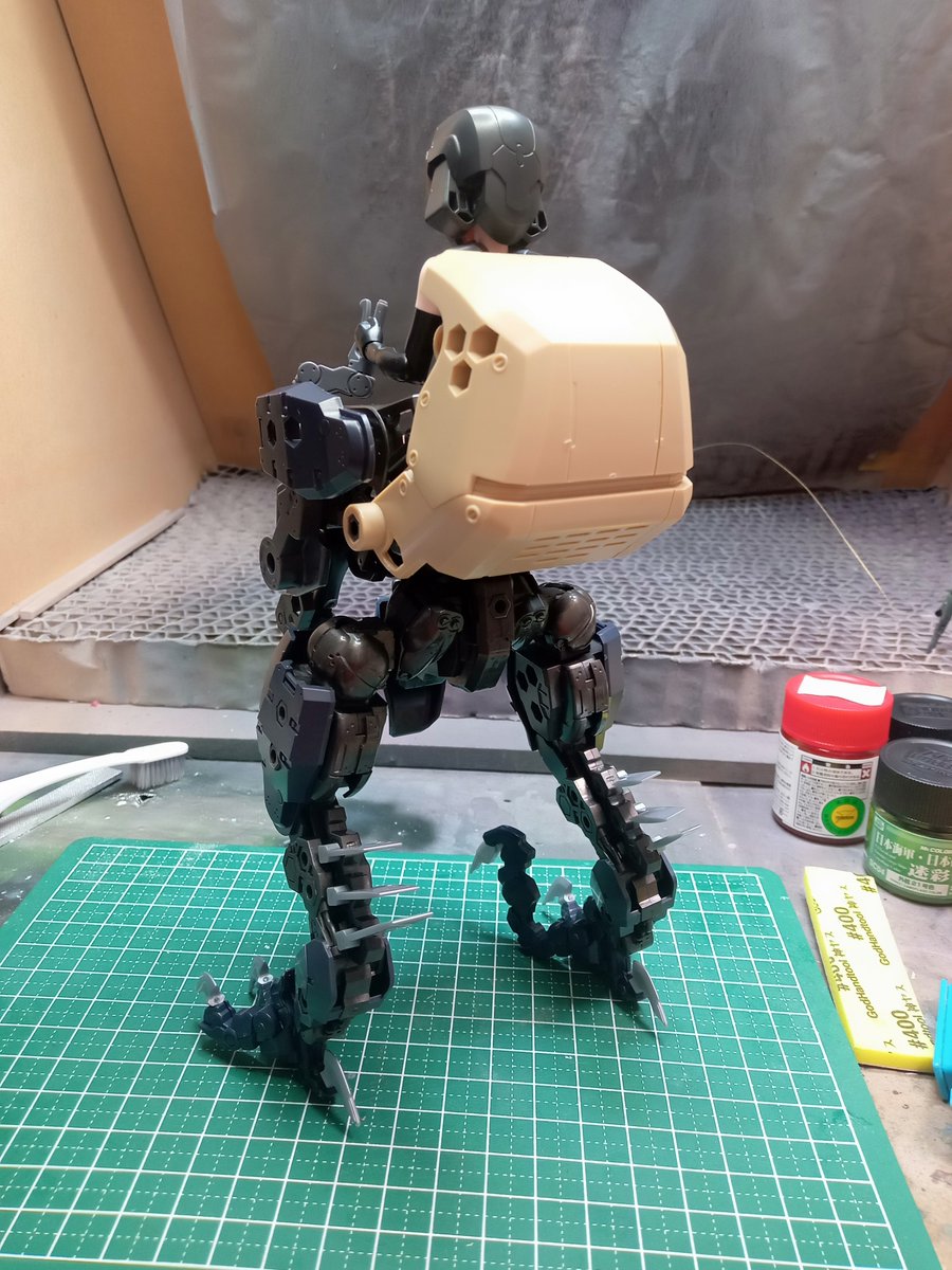 S_Onouchi's tweet photo. Lサイズちゃん搭乗マシン開発計画
その2
足だけの2足歩行メカ作ってみた
正面がら空きで防御力は無い🤣
#ヘキサギア
#メガミデバイス https://t.co/MwETpiYfJz