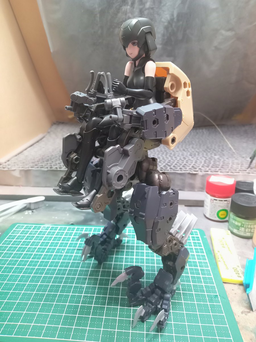 S_Onouchi's tweet photo. Lサイズちゃん搭乗マシン開発計画
その2
足だけの2足歩行メカ作ってみた
正面がら空きで防御力は無い🤣
#ヘキサギア
#メガミデバイス https://t.co/MwETpiYfJz