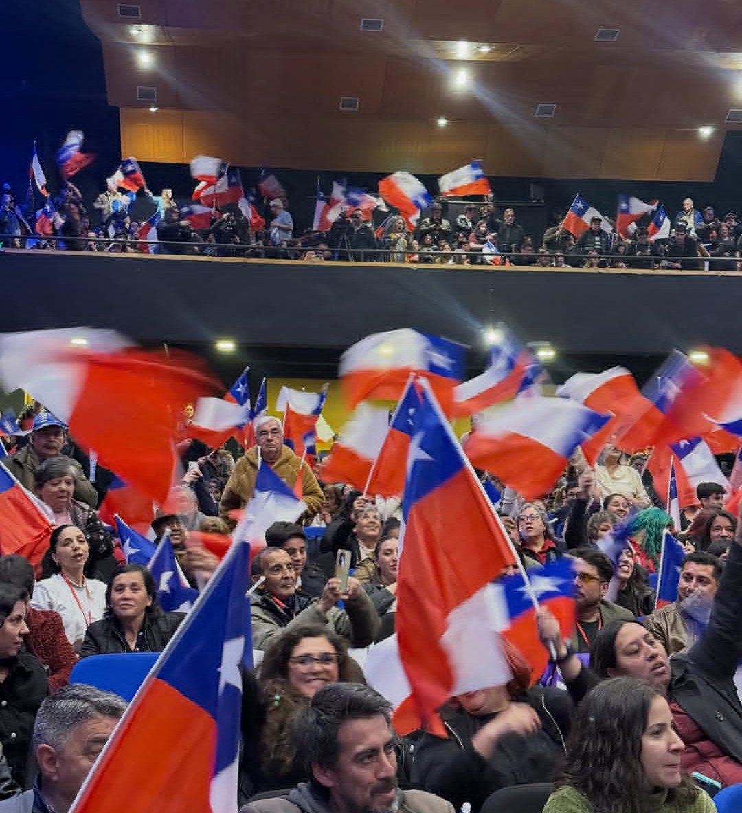 Danielmpajaro's tweet photo. Ni una sola bandera identitaria, solo el símbolo que une a los chilenos, la que usada de manera oprobiosa fue parte de las causas de su derrota.
Miren bien lo que van a empezar a construir a partir de ahora, los que creen que están seguros y van excluyendo no canten victoria https://t.co/44T3004KZD