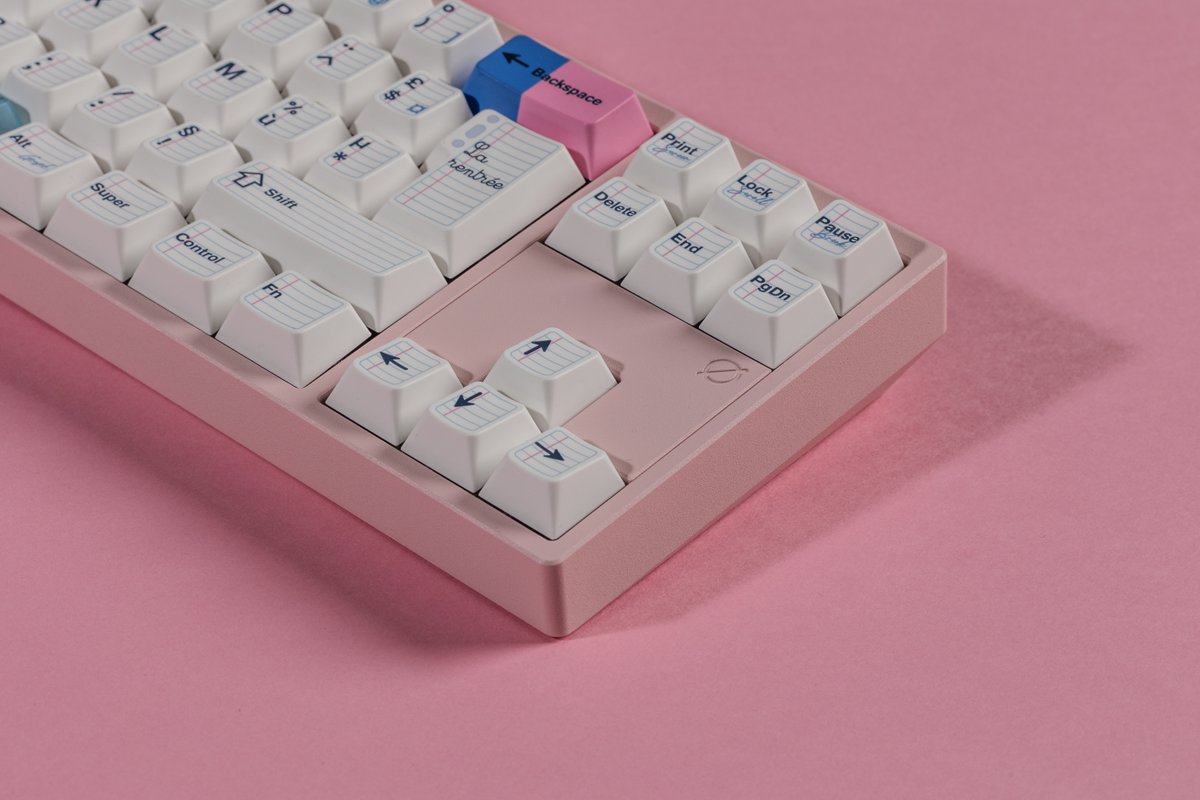 keycapsule_shop's tweet photo. Orange saturé, gris texturé, touches mates ou détails brillants : quelle matière donne le plus de caractère à ton setup ? Réponds avec ta combinaison idéale. 🎨 https://t.co/TEUqcIIETS