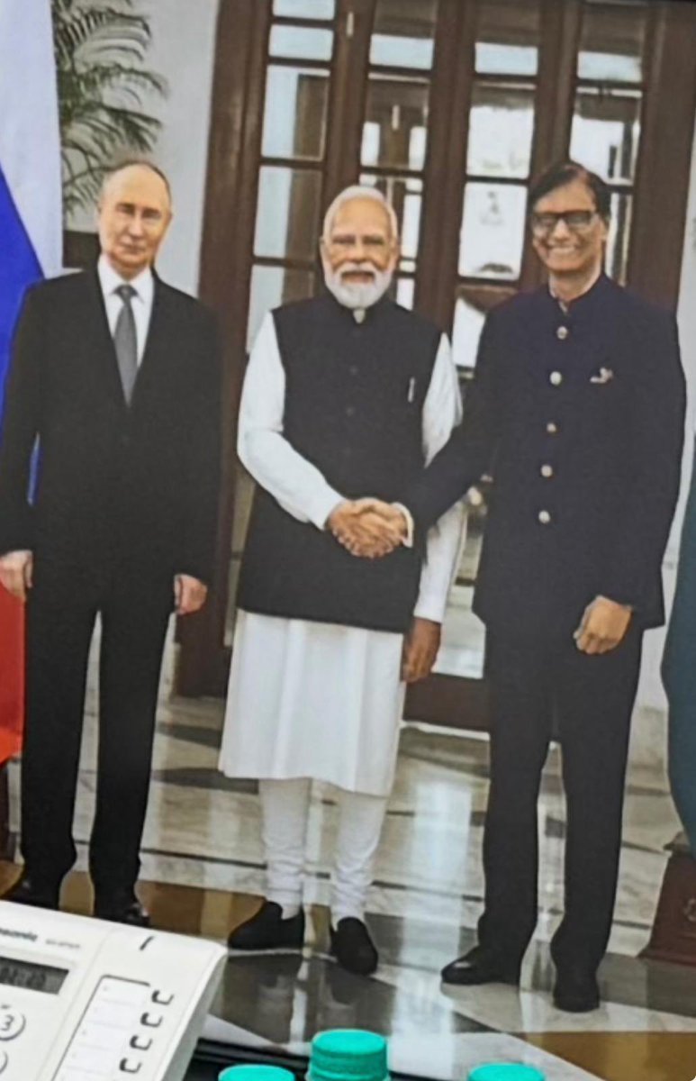 4pmnews_network's tweet photo. प्रधानमंत्री जी, इस तस्वीर की सच्चाई सामने लाइए. मामला गंभीर है और जवाब मिलना चाहिए.

कल आचार्य सलिल का व्हाट्सऐप स्टेटस देखकर मैं ठिठक गया. उनके साथ बैठे व्यक्ति को मैने देखा तो वो विनय  मालू था . 

लेकिन उससे भी बड़ा झटका पीछे रखी तस्वीर देखकर लगा. उसमें प्रधानमंत्री नरेंद्र मोदी और रूस के राष्ट्रपति व्लादिमीर पुतिन के साथ एक तीसरा व्यक्ति दिखाई दे रहा है जो विनय मालू है !

प्रधानमंत्री जी, आखिर यह व्यक्ति आपके और पुतिन के साथ इस तस्वीर में कैसे पहुँचा ! 

मैं यह सवाल पूरी जिम्मेदारी के साथ उठा रहा हूँ. मेरे पास मौजूद दस्तावेजों और जानकारियों के अनुसार, विनय मालू के खिलाफ इनकम टैक्स, ईओडब्ल्यू और ईडी की जाँचें चल रही हैं. दुबई में भी उनके खिलाफ मुकदमा दर्ज है और कार्रवाई लंबित है. 

भारत और दुबई में मामलों के बीच उनके लंदन चले जाने की जानकारी है. लंदन में भी उनसे जुड़ी कथित धोखाधड़ी की शिकायतें सामने आ रही हैं.

हम विनय मालू से जुड़ी कथित गड़बड़ियों पर पहले भी खबरें प्रकाशित कर चुके हैं. इसलिए यह तस्वीर मेरे लिए गंभीर सवाल खड़े करती है.

अगर तस्वीर असली है और इसमें मौजूद व्यक्ति विनय मालू ही हैं, तो प्रधानमंत्री कार्यालय बताए कि यह किस अवसर की तस्वीर है. ऐसे आरोपों और जाँचों से घिरे व्यक्ति को दो राष्ट्राध्यक्षों के साथ तस्वीर खिंचवाने का अवसर किस हैसियत से मिला ! 

और अगर तस्वीर में हेरफेर हुआ है, तो मामला और गंभीर है. क्या दो राष्ट्राध्यक्षों की तस्वीर के सहारे अपनी पहुँच और रसूख का भ्रम पैदा किया जा रहा है ! 

क्या इस तस्वीर का इस्तेमाल निवेशकों, ग्राहकों या कारोबारी साझेदारों का भरोसा हासिल करने के लिए किया गया ! 

किसी कमरे में मोदी और पुतिन के साथ अपनी तस्वीर सामने रख देना लोगों की नजर में विश्वसनीयता और सरकारी पहुँच का भ्रम पैदा कर सकता है. 

अगर तस्वीर फर्जी है और उसके सहारे कारोबार या निवेश जुटाया गया है, तो इसकी पूरी जाँच होनी चाहिए.

प्रधानमंत्री जी, आपकी तस्वीर किसी के कारोबारी दावों की ढाल बने, यह कैसे स्वीकार किया जा सकता है ! 

प्रधानमंत्री कार्यालय तत्काल इस तस्वीर का मूल स्रोत, तारीख, स्थान और तीसरे व्यक्ति की पहचान सत्यापित कराए. हेरफेर या भ्रामक इस्तेमाल के प्रमाण मिलें तो संबंधित जाँच एजेंसी कार्रवाई करे. विनय मालू से जुड़े मामलों की वर्तमान स्थिति भी संबंधित एजेंसियाँ स्पष्ट करें.

विनय मालू, इस तस्वीर का मूल स्रोत सार्वजनिक कीजिए. तस्वीर के सहारे पहुँच दिखाई जा सकती है, लेकिन सवालों से बचा नहीं जा सकता.

आचार्य सलिल जी, आपके प्रति मेरी अच्छी राय रही है. आप भी इस मुलाकात का संदर्भ स्पष्ट करें. आपकी सार्वजनिक पहचान के कारण लोग आपके स्टेटस को भरोसे से देखते हैं.

इस स्क्रीनशॉट से तस्वीर की प्रामाणिकता की पुष्टि नहीं होती. उसी पुष्टि और जाँच की मैं माँग कर रहा हूँ.

प्रधानमंत्री जी, तस्वीर असली है तो उसका पूरा संदर्भ बताइए. फर्जी है तो जिम्मेदारी तय कराइए. इतने गंभीर सवाल पर चुप्पी स्वीकार नहीं है.

जनता को जवाब चाहिए. प्रमाण के साथ जवाब@PMOIndia