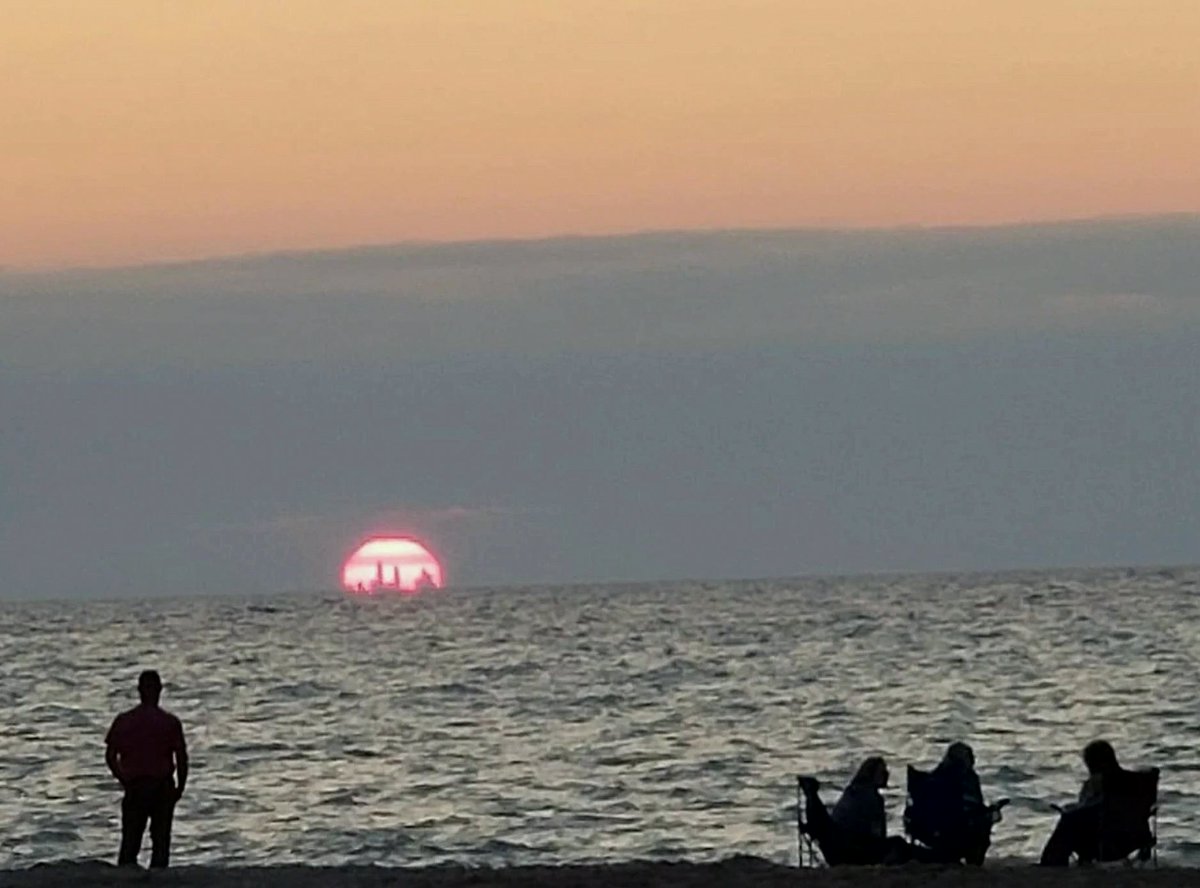 BarbaraBro2l's tweet photo. Chicago skyline visible from nearly 50 miles away in Indiana Dunes sunset.
#AmazingNature https://t.co/Tqu46gM0QS