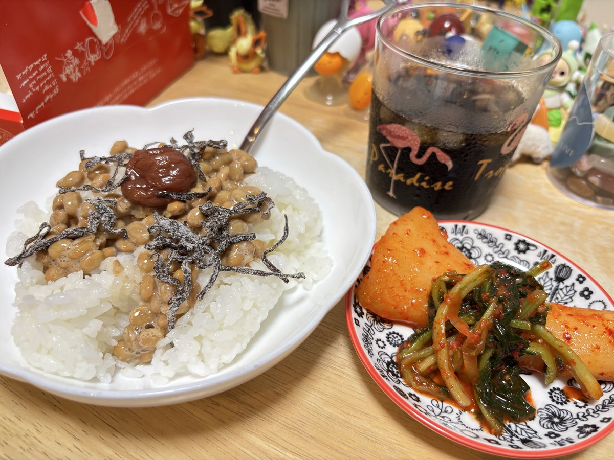 _alice_carroll's tweet photo. 今日の夜ごはん🥹

予定外が重なってこうなった...

パパに夜ごはん遅くなるから任せたらピザになったけどLサイズ1枚しか頼んでないっていうから足りる訳もなくw

ママはあり物寄せ合わせになりました⸜(*˙꒳˙*)⸝

お昼好きなもの食べまくったからちょうどいいね！ https://t.co/BJadTpGgVw