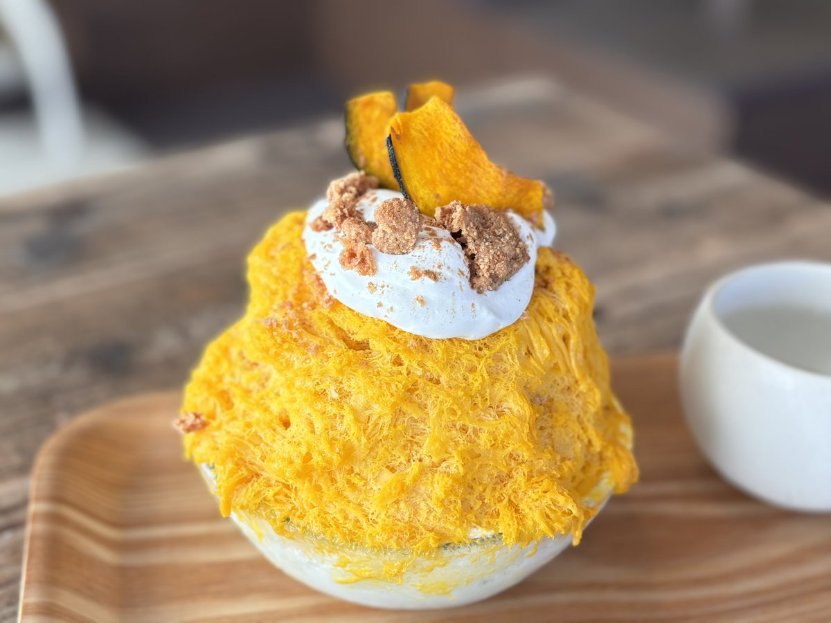 vikki0818's tweet photo. 今日のランチは、cafe piùさん
お目当てはかぼちゃみるくかき氷🍧🎃

氷自体がかぼちゃ味。ピンスみたい！
中の白い氷もミルク味のふわふわ氷。
とても食べやすいサイズ感でランチの後でもペロリだと思います😋
上のシナモンクランブルクッキーもかぼちゃチップもクリームも美味しい😋 https://t.co/YjcxaXjKW4