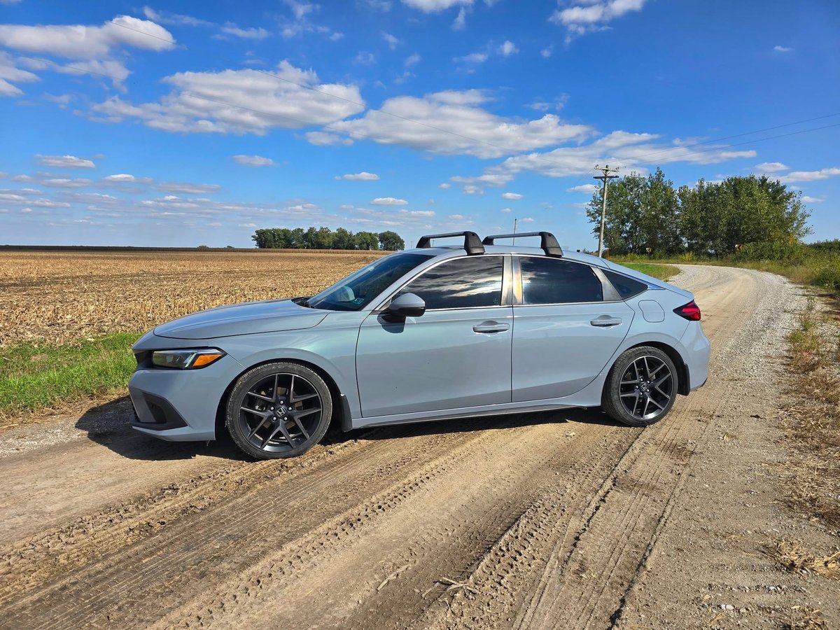 Mileage_impo's tweet photo. 2022 Honda Civic 1.5L turbo with 400,000 miles (643,738 km) on the clock. 

Original engine, turbo and second transmission (CVT).

The original transmission was replaced at around 284,000 miles (457,054 km). 

Oil changes every 10,000 miles (16,093 km).

CVT fluid changes every 30,000 miles (48,280 km).

5 wheel bearings  
2 tie rods  
2 sets of brake pads and rotors all around  
3 windshields  
2 air filters  
7 sets of tires