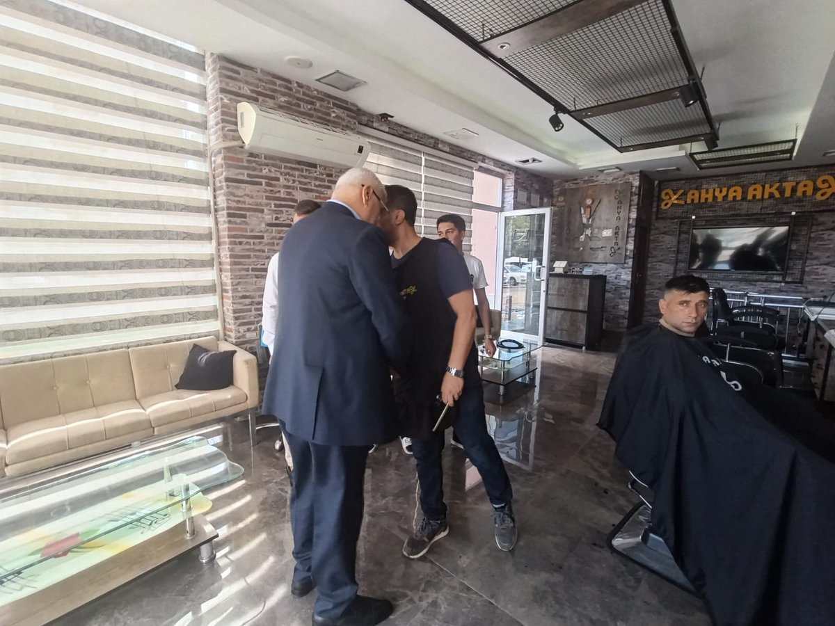 MHPSeyhanKACEP's tweet photo. İlçe Başkanımız Turgut Bağdağı bey esnaf ziyaretlerine ara vermeden devam ediyor.
Bu kapsamda Tellidere Mahallemizden Erkek Kuaförü Yahya Bey’i işyerinde ziyaret ederek hayırlı işler ve bereketli kazançlar temennisinde bulundu. https://t.co/DCJT8RwUOQ
