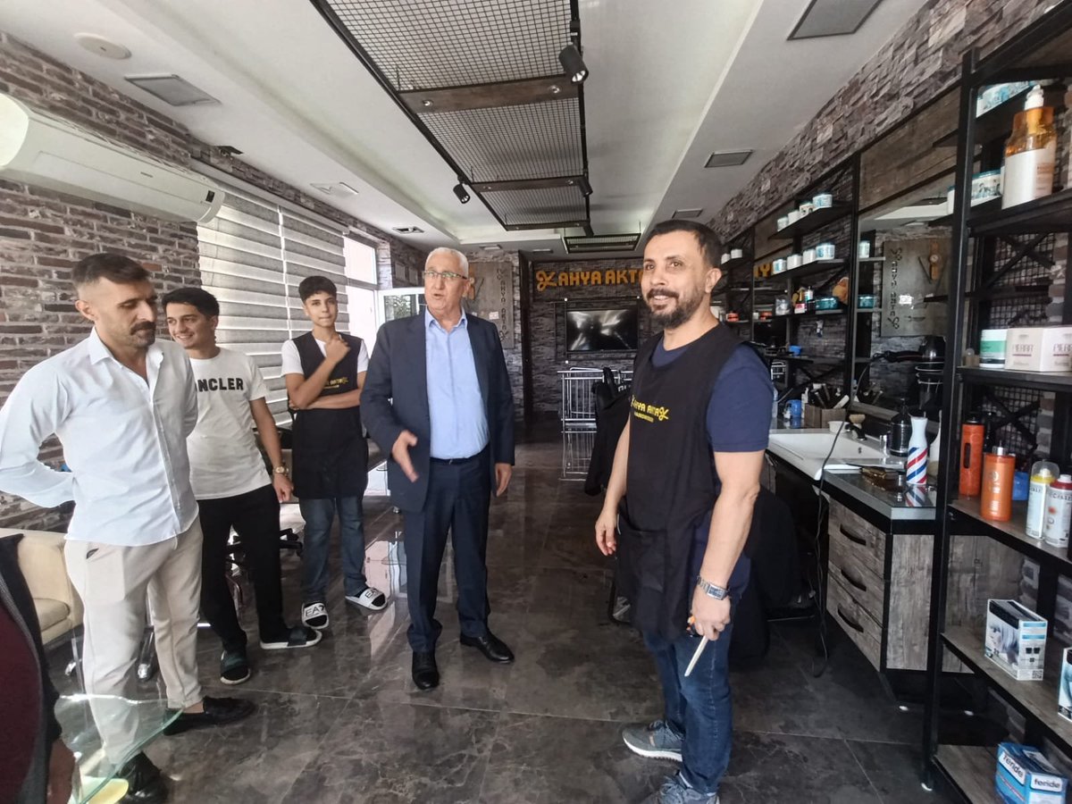 MHPSeyhanKACEP's tweet photo. İlçe Başkanımız Turgut Bağdağı bey esnaf ziyaretlerine ara vermeden devam ediyor.
Bu kapsamda Tellidere Mahallemizden Erkek Kuaförü Yahya Bey’i işyerinde ziyaret ederek hayırlı işler ve bereketli kazançlar temennisinde bulundu. https://t.co/DCJT8RwUOQ