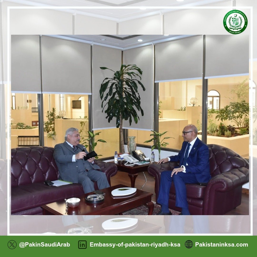 PakinSaudiArab's tweet photo. Amb @AmbFarooq received Mr. Umar Masoud Faruki, Chairman of EC Group Holdings &amp; former Federal Minister in the Embassy. Amb Farooq briefed about the growing economic coop between 🇵🇰🇸🇦 &amp; assured Mr. Faruki of support for the company’s business undertakings in the Kingdom. https://t.co/YOXLpQwD8M