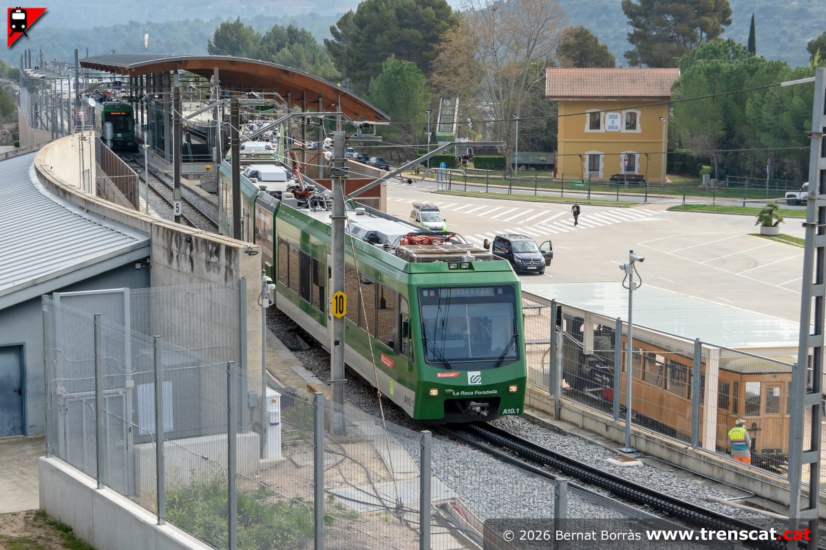 trenscat's tweet photo. Els automotors Stadler GTW 2/6 A10 i AM5 dels @FGC  inicien el tram amb tracció en cremallera cap a Montserrat. Aquests trens són dels pocs que ja fa un temps que llueixen una marca mare com és “Generalitat de Catalunya. Transports públics” amb el fons vermell. (24.03.2026) https://t.co/3yGXCUYYo6