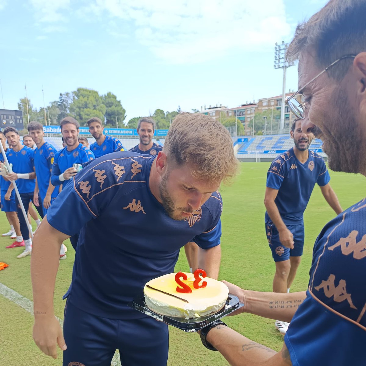 CESabadell's tweet photo. 🍰 Un aniversari en família! Per molts més dies així junts, @ferrancosta1! https://t.co/Kb05OS9K2T