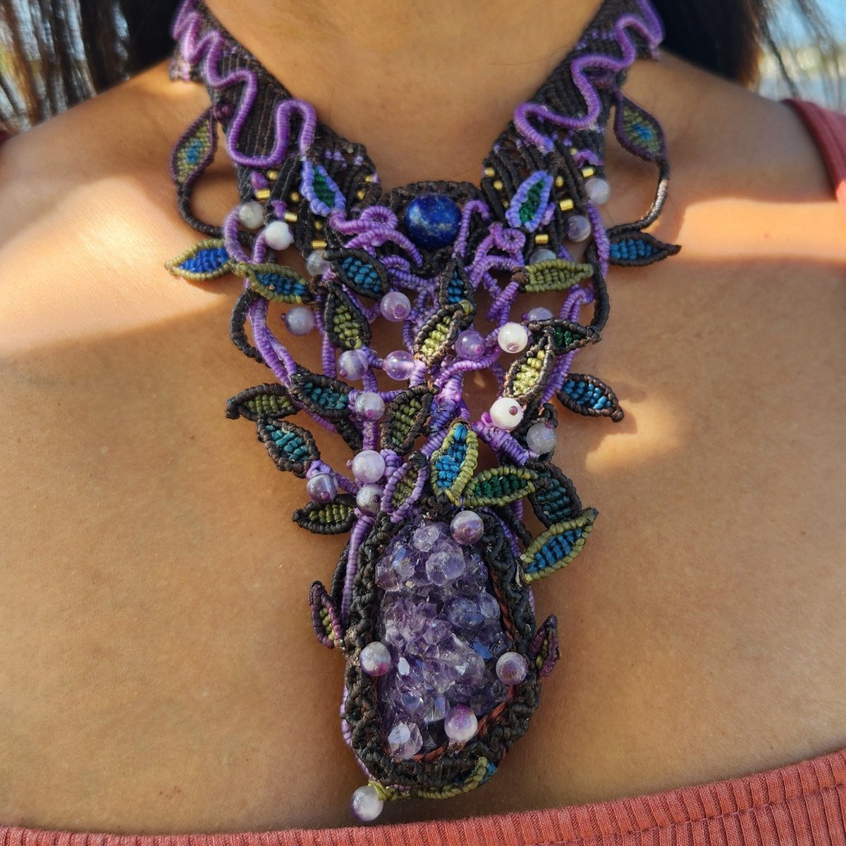 PhreshyThiNG's tweet photo. Sometimes the right things just come together ✨🎶💜

A good psydub playlist. A beautiful raw amethyst crystal. And a really good feeling in my heart. That combination turned into this piece 🌿🔮

The winding vines, deep purples, and raw crystal https://t.co/lfAOtFtVaf