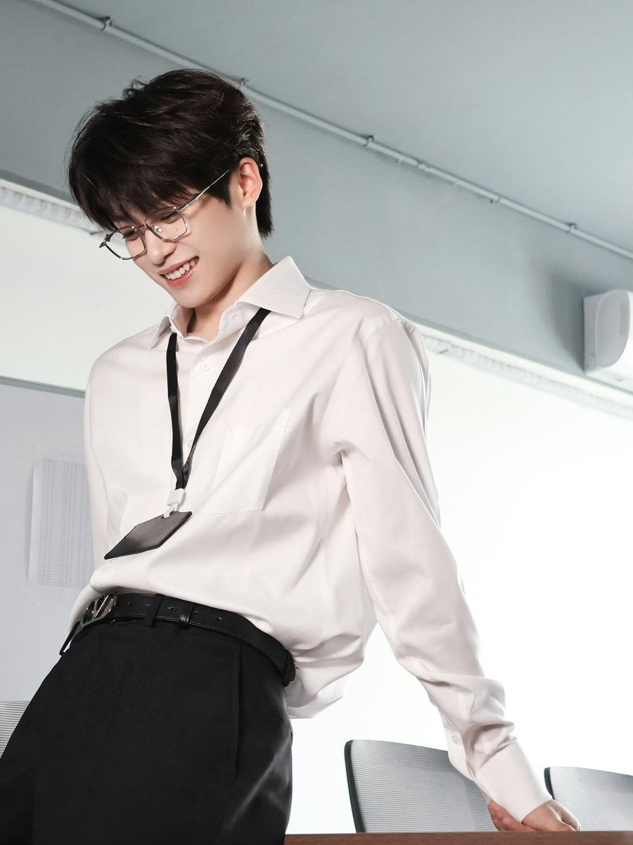 bbiyunim's tweet photo. 아니 안경 레알 느좋 미쳣음 ㅠㅠ https://t.co/sD8EKyJQlE