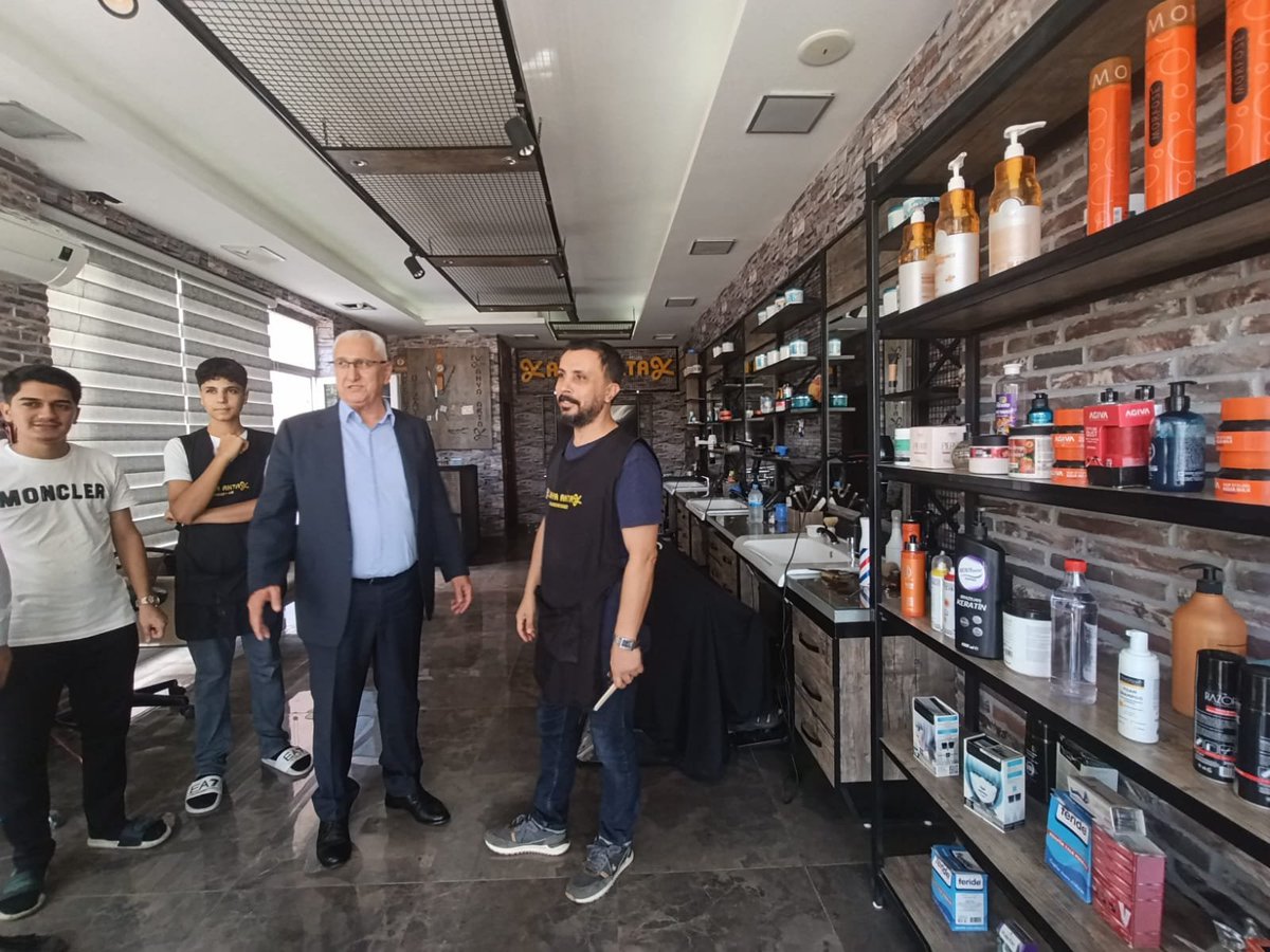 MHPSeyhanKACEP's tweet photo. İlçe Başkanımız Turgut Bağdağı bey esnaf ziyaretlerine ara vermeden devam ediyor.
Bu kapsamda Tellidere Mahallemizden Erkek Kuaförü Yahya Bey’i işyerinde ziyaret ederek hayırlı işler ve bereketli kazançlar temennisinde bulundu. https://t.co/DCJT8RwUOQ