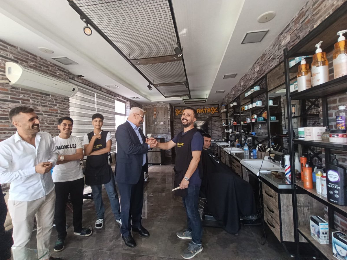 MHPSeyhanKACEP's tweet photo. İlçe Başkanımız Turgut Bağdağı bey esnaf ziyaretlerine ara vermeden devam ediyor.
Bu kapsamda Tellidere Mahallemizden Erkek Kuaförü Yahya Bey’i işyerinde ziyaret ederek hayırlı işler ve bereketli kazançlar temennisinde bulundu. https://t.co/DCJT8RwUOQ