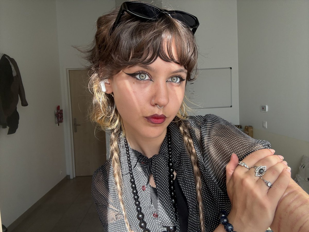 feeisgoingcrazy's tweet photo. ⋆.𐙚 ̊ intro

in recovery — pro-recovery account ♡ just a heads up that some older posts discuss heavier topics

⊹₊˚‧︵‿₊୨ᰔ୧₊‿︵‧˚₊⊹

21, she/her, autism, adhd, currently in recovery ♡

۶ৎ i love: music, fashion, make-up, animals, hanging out w friends/bf
❤︎ or ⟳ for moots

────୨ৎ────

this account is for me to vent, have a safe space and talk about anything i want. i mostly post outfits, make-up and random stuff. this is basically my virtual diary.

𐔌՞ ܸ.ˬ.ܸ՞𐦯

#edrtwt #recoverytwt #edrecovery #moothunt