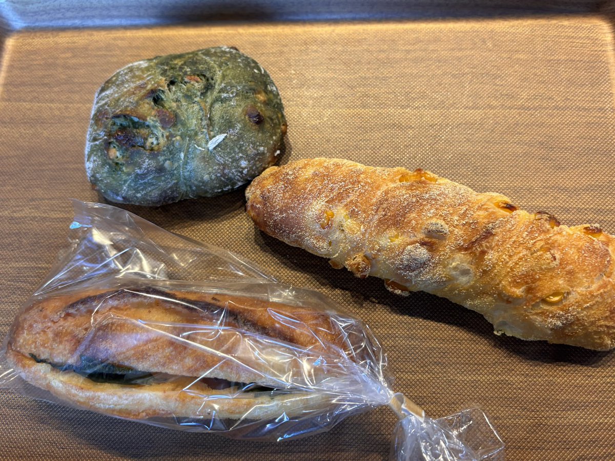 vikki0818's tweet photo. 今日のランチはPuissanceさん🥖
遅くなり14時過ぎになってしまいましたが、まだパンが残っていて良かった❣️

お茶とホワイトチョコ
コーンバター
大葉明太フランス
を購入。

ハードなだけじゃなくて中はもっちり
香りもよくほんと何食べても美味しい😋
ハード系が好きなかたにぜひ食べてほしい https://t.co/if9fiIl5lR
