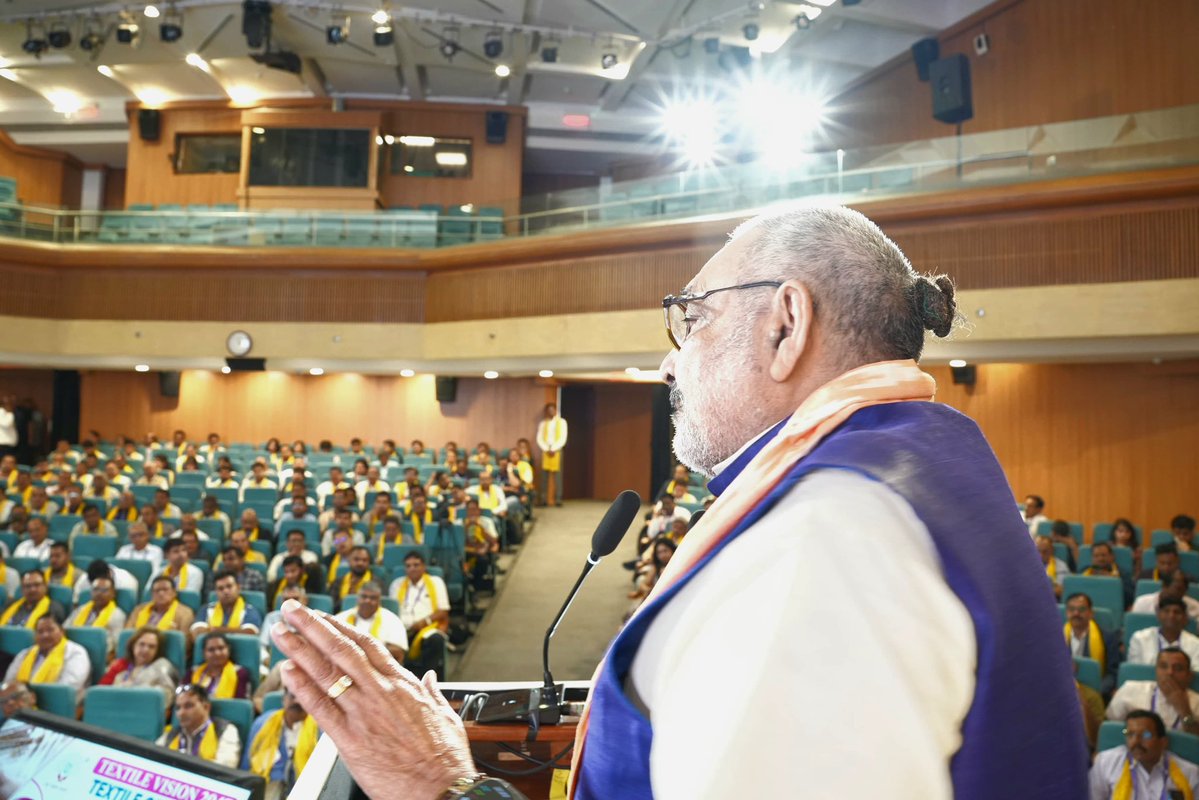 girirajsinghbjp's tweet photo. नई दिल्ली में लघु उद्योग भारती द्वारा आयोजित टेक्सटाइल कॉन्क्लेव 2026 में मुख्य अतिथि के रूप में सम्मिलित हुआ।

‘टेक्सटाइल विजन 2047’ के रोडमैप पर उद्योग जगत के प्रतिनिधियों, विशेषज्ञों और उद्यमियों के साथ विचार साझा किए। भारत के वस्त्र उद्योग को वैश्विक स्तर पर और अधिक सशक्त बनाने की दिशा में ऐसे संवाद महत्वपूर्ण हैं।