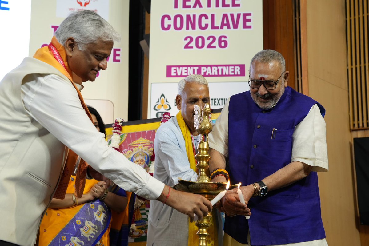 girirajsinghbjp's tweet photo. नई दिल्ली में लघु उद्योग भारती द्वारा आयोजित टेक्सटाइल कॉन्क्लेव 2026 में मुख्य अतिथि के रूप में सम्मिलित हुआ।

‘टेक्सटाइल विजन 2047’ के रोडमैप पर उद्योग जगत के प्रतिनिधियों, विशेषज्ञों और उद्यमियों के साथ विचार साझा किए। भारत के वस्त्र उद्योग को वैश्विक स्तर पर और अधिक सशक्त बनाने की दिशा में ऐसे संवाद महत्वपूर्ण हैं।