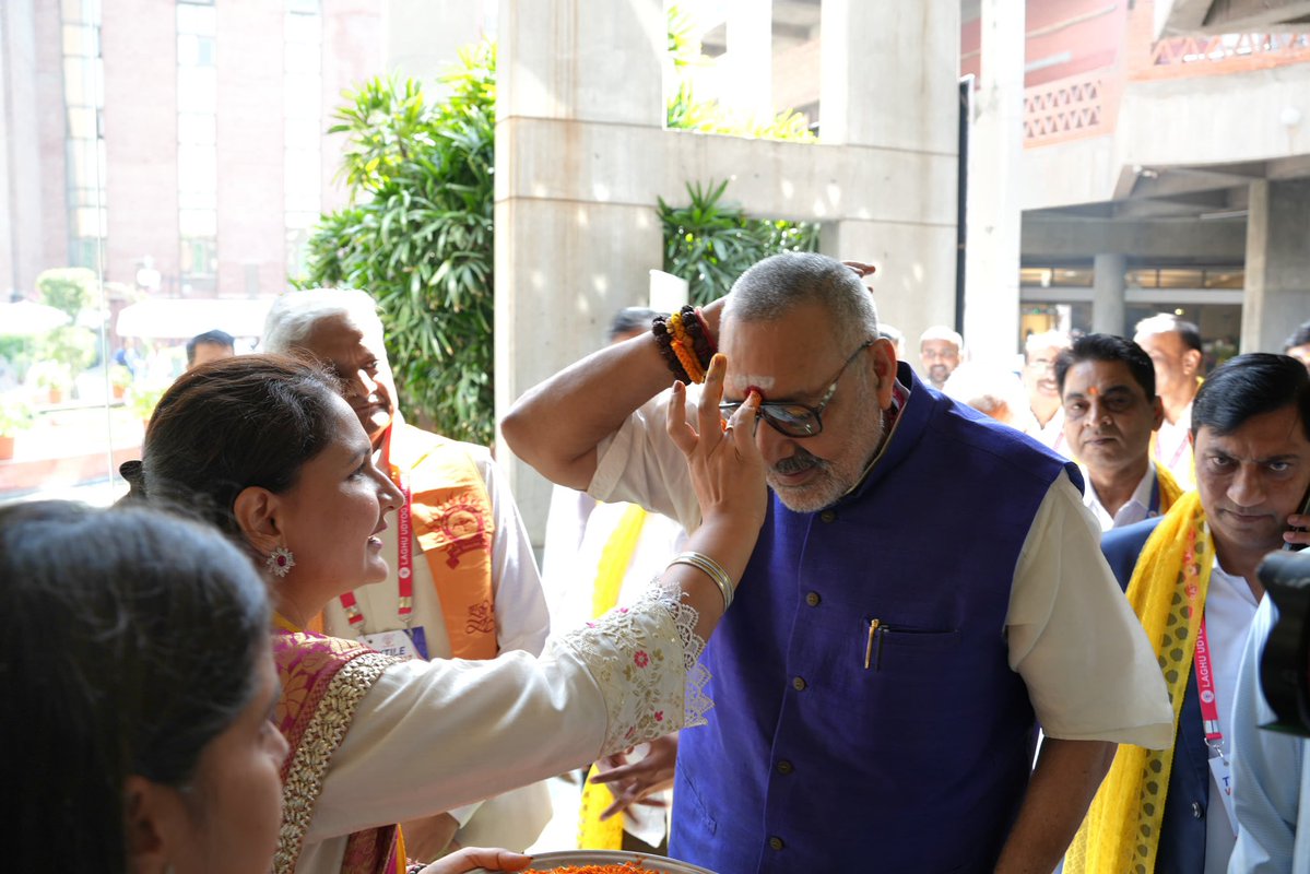 girirajsinghbjp's tweet photo. नई दिल्ली में लघु उद्योग भारती द्वारा आयोजित टेक्सटाइल कॉन्क्लेव 2026 में मुख्य अतिथि के रूप में सम्मिलित हुआ।

‘टेक्सटाइल विजन 2047’ के रोडमैप पर उद्योग जगत के प्रतिनिधियों, विशेषज्ञों और उद्यमियों के साथ विचार साझा किए। भारत के वस्त्र उद्योग को वैश्विक स्तर पर और अधिक सशक्त बनाने की दिशा में ऐसे संवाद महत्वपूर्ण हैं।