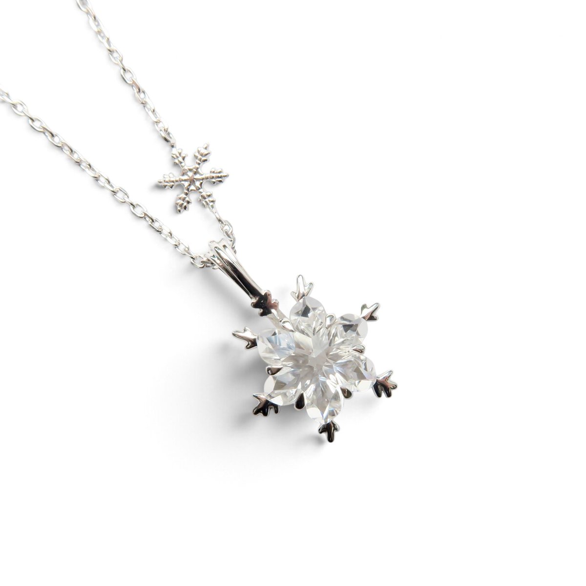 FREESIA2014's tweet photo. ❄️ ご好評につき、再販スタート！

先日オンラインショップで完売となった、
白水晶のスノーフレークカットに、雪の結晶パーツを添えたネックレス。

多くのご要望をいただき、このたび受注生産での再販が決定しました✨

シミズ貴石さまの繊細な「スノーフレークカット」が魅力の、冬の装いにぴったりなデザインです。
@shimizu_kiseki 

今回はお仕立ての素材をお選びいただけるようになりました。

Silver 4色に加え、K10の3色もご用意しております。

📅 受注受付：10月12日 23:59まで

ぜひオンラインショップでご覧ください。
プロフィールのリンクから販売ページへどうぞ。

▼ オンラインショップ
🛒 https://t.co/RPXGz14ig2