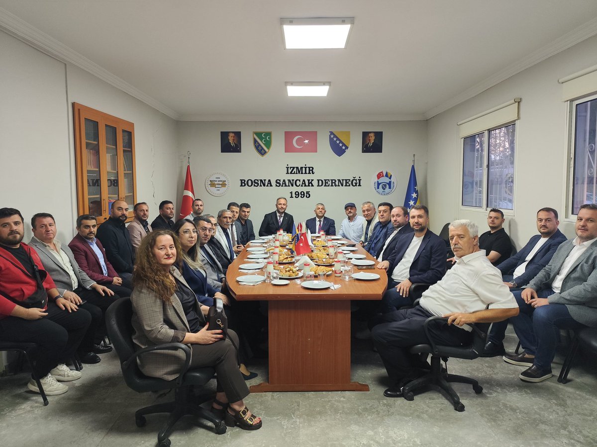 mhpizmirilbsk's tweet photo. İzmir Bosna Sancak Derneği’ni İl Başkanımız Veysel Şahin, İl Yöneticilerimiz ve Bornova İlçe Başkanımız ziyaret ettiler.

Misafirperverlikleri için Dernek Başkanı Mehmet Fatih Demir ve Yönetim Kurulu’na teşekkür ediyoruz. https://t.co/9NqQQ4LRR3