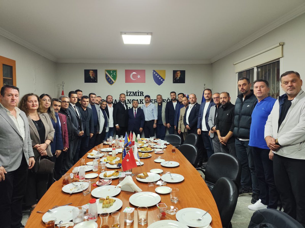 mhpizmirilbsk's tweet photo. İzmir Bosna Sancak Derneği’ni İl Başkanımız Veysel Şahin, İl Yöneticilerimiz ve Bornova İlçe Başkanımız ziyaret ettiler.

Misafirperverlikleri için Dernek Başkanı Mehmet Fatih Demir ve Yönetim Kurulu’na teşekkür ediyoruz. https://t.co/9NqQQ4LRR3