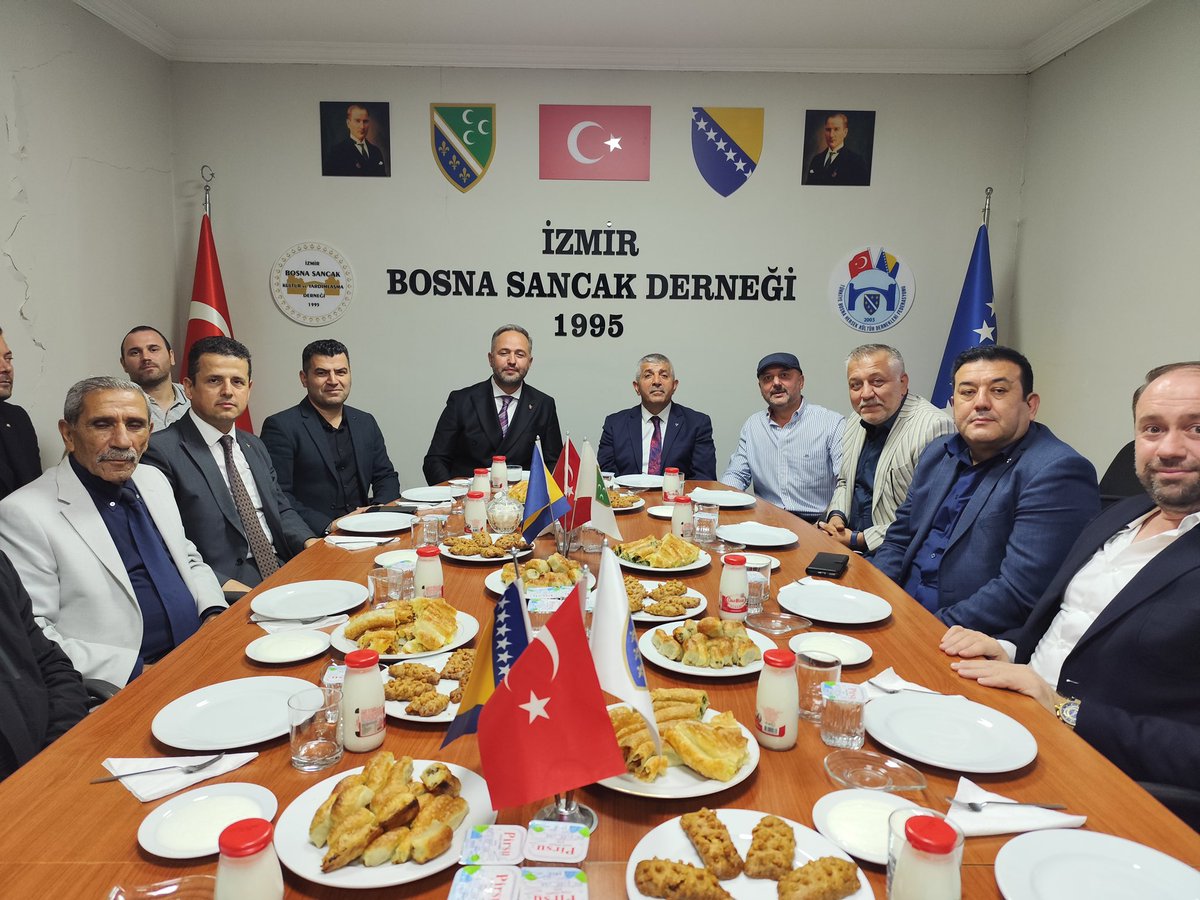 mhpizmirilbsk's tweet photo. İzmir Bosna Sancak Derneği’ni İl Başkanımız Veysel Şahin, İl Yöneticilerimiz ve Bornova İlçe Başkanımız ziyaret ettiler.

Misafirperverlikleri için Dernek Başkanı Mehmet Fatih Demir ve Yönetim Kurulu’na teşekkür ediyoruz. https://t.co/9NqQQ4LRR3
