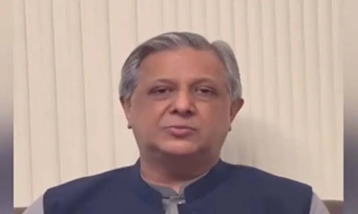 JassieAfriday's tweet photo. جب بھی ملک کی تاریخ لکھی جائے گی تو اس غدار وطن کا نام ملک قیوم ، مولوی مشتاق ، فایز عیسی کے ساتھ آئے گا جنہوں نے ایک ڈکٹیٹر کیلئے ملکی آئین کیساتھ کھلواڑ کیا۔ اس کالے چہرے کے کالے کرتوت نجانے پاکستان کو کب تک بھگتنا پڑیں گے https://t.co/e9OhYaaJzC