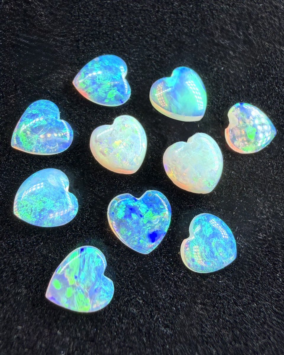 JEWELRY_LAND_'s tweet photo. 10月の誕生石、【オパール】

実はオパールの虹色の輝きは、
石そのものがカラフルだからではありません。

石の内部にある微細なシリカ球の構造によって
光が回折し、あの「遊色効果」が生まれます。

だから見る角度によって
青だったり、緑だったり、赤が突然現れたり。

ルースで見ると、この変化がより分かりやすくて面白い。

「同じ色の石を探す」のではなく、
「自分が一番惹かれる表情の石を探す」

オパールって、そんな楽しみ方ができる宝石です✨