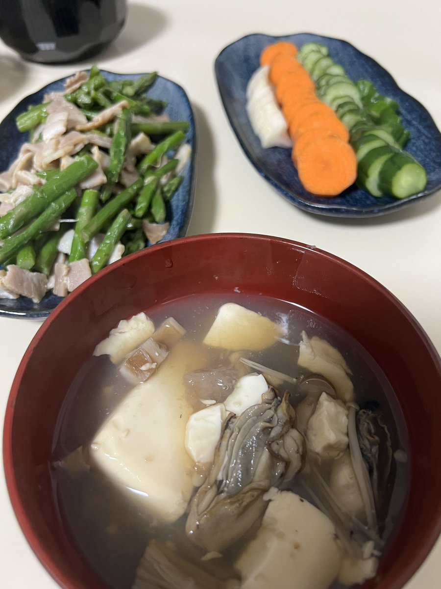 chikuwaude's tweet photo. 夜ごはん
•きのこと牡蠣と豆腐のスープ
•アスパラベーコン
•ぬか漬け
牡蠣、大好きなのよねー。
#おうちごはん
#簡単レシピ
#ゆる糖質制限
#ローカーボ https://t.co/yuGYqsFHqy