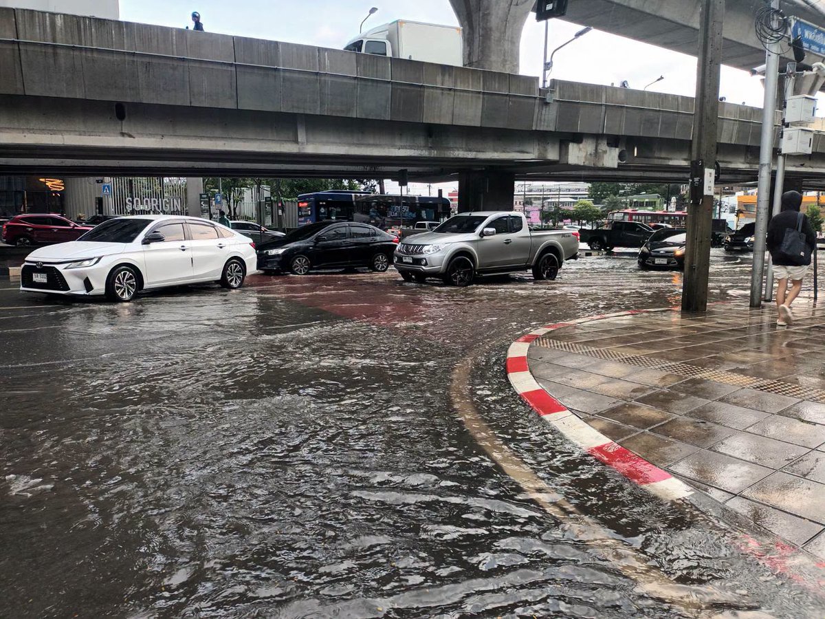 fm91trafficpro's tweet photo. 1 ต.ค. 69 เวลา 17.10 น. เพิ่งจะลดไป กลับมาท่วมอีกแล้ว!

หลังจากฝนตกหนัก ถ.พหลโยธิน ขาออก หน้าม.เกษตรศาสตร์ บางเขน-แยกเกษตร #ฝนตก #น้ําท่วม2569 #ข่าวจราจรสวพFM91
Photo : ศูนย์ข่าวชุมชน ม.เกษตรศาสตร์ https://t.co/TDnMSMnBac