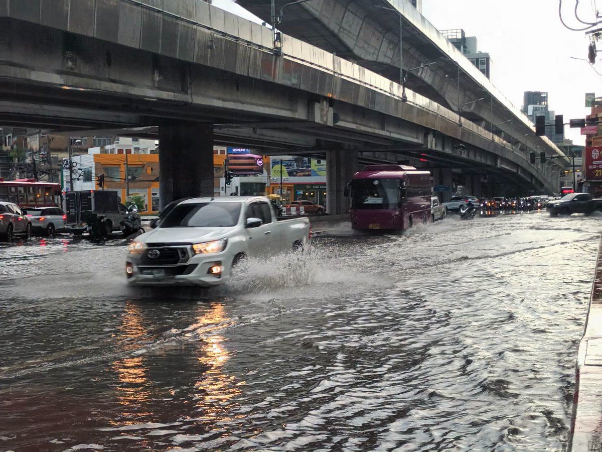 fm91trafficpro's tweet photo. 1 ต.ค. 69 เวลา 17.10 น. เพิ่งจะลดไป กลับมาท่วมอีกแล้ว!

หลังจากฝนตกหนัก ถ.พหลโยธิน ขาออก หน้าม.เกษตรศาสตร์ บางเขน-แยกเกษตร #ฝนตก #น้ําท่วม2569 #ข่าวจราจรสวพFM91
Photo : ศูนย์ข่าวชุมชน ม.เกษตรศาสตร์ https://t.co/TDnMSMnBac