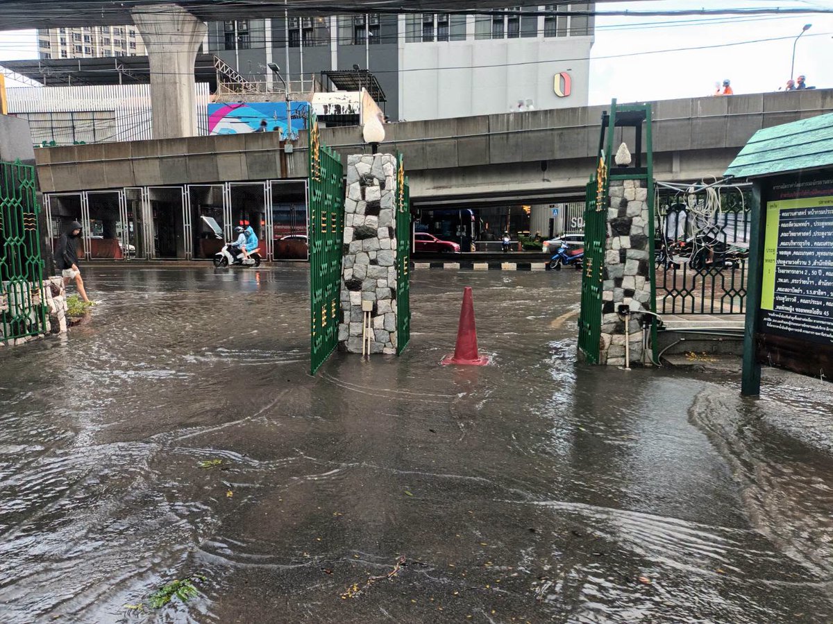 fm91trafficpro's tweet photo. 1 ต.ค. 69 เวลา 17.10 น. เพิ่งจะลดไป กลับมาท่วมอีกแล้ว!

หลังจากฝนตกหนัก ถ.พหลโยธิน ขาออก หน้าม.เกษตรศาสตร์ บางเขน-แยกเกษตร #ฝนตก #น้ําท่วม2569 #ข่าวจราจรสวพFM91
Photo : ศูนย์ข่าวชุมชน ม.เกษตรศาสตร์ https://t.co/TDnMSMnBac