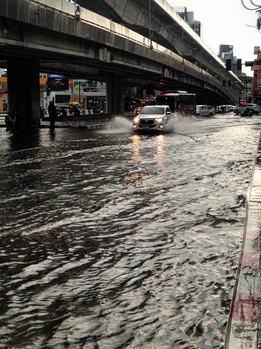 fm91trafficpro's tweet photo. 1 ต.ค. 69 เวลา 17.10 น. เพิ่งจะลดไป กลับมาท่วมอีกแล้ว!

หลังจากฝนตกหนัก ถ.พหลโยธิน ขาออก หน้าม.เกษตรศาสตร์ บางเขน-แยกเกษตร #ฝนตก #น้ําท่วม2569 #ข่าวจราจรสวพFM91
Photo : ศูนย์ข่าวชุมชน ม.เกษตรศาสตร์ https://t.co/TDnMSMnBac