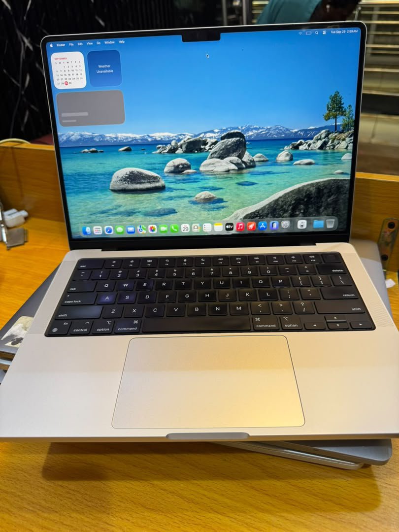 Mattock00's tweet photo. 2025 MacBook Pro m4 14inch 512gb 24gb silver
CC 181
Maximum capacity 95
Price tag 🏷️2,300,000
#Macbook #Macbookpro #tech https://t.co/xbNywbMere