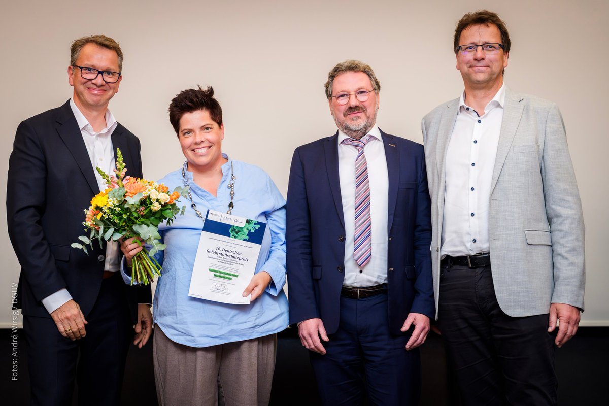 BMAS_Bund's tweet photo. 🏆 Sicherer arbeiten mit weniger Gefahrstoffen: Der 16. Deutsche #Gefahrstoffschutzpreis geht an Mirka Abrasives Germany für den Ersatz von Naphthalin durch Fumarsäure. Amplifon Deutschland erhält eine Belobigung für weniger Frässtaub.

👉 https://t.co/SNYdc4Zh10 https://t.co/48PNrUsKaJ