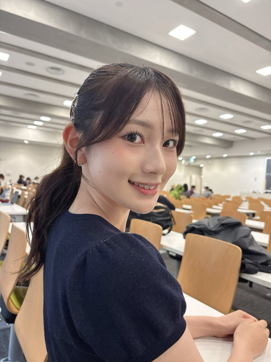 miss_seikei2602's tweet photo. 今日もお疲れさまです📖´-
⁡
夏休みも終わり、学校が始まりました✨
友人と履修を合わせたので、一緒に授業を受けています☺️
⁡
授業前に友人に写真を撮ってもらいました📸

今日は21時頃から配信予定です！たくさんお話ししましょう！

えまぽちもよろしくお願いいたします🙇🏻‍♀️⸒⸒ https://t.co/l5T60lq0d7