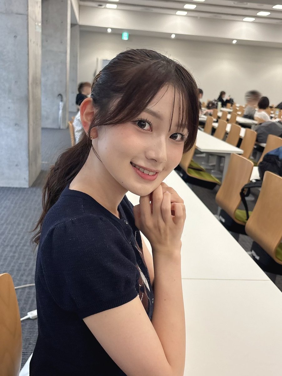 miss_seikei2602's tweet photo. 今日もお疲れさまです📖´-
⁡
夏休みも終わり、学校が始まりました✨
友人と履修を合わせたので、一緒に授業を受けています☺️
⁡
授業前に友人に写真を撮ってもらいました📸

今日は21時頃から配信予定です！たくさんお話ししましょう！

えまぽちもよろしくお願いいたします🙇🏻‍♀️⸒⸒ https://t.co/l5T60lq0d7