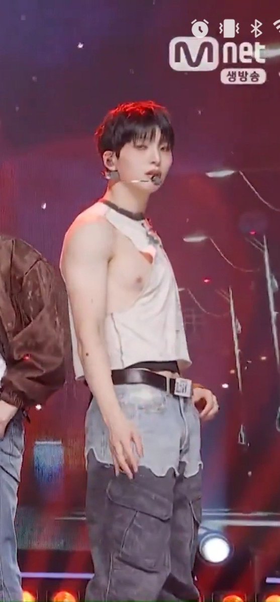 secretmooniiee's tweet photo. Sir sorry but mind your manners mind your look this is aired on TV HEY WTH https://t.co/vewP56gccR