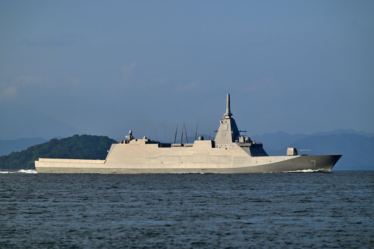 Peri_Depth's tweet photo. 「護衛艦によど」が夕刻の関門海峡を東航していきました。
この時間帯は「もがみ型」の鋭利なナックルラインが強調される激熱タイム。
能力向上型の「改もがみ型」では形状が変わるようなので、そっちも楽しみです。

#海上自衛隊 #JMSDF #護衛艦 https://t.co/QfxN0tkZl3