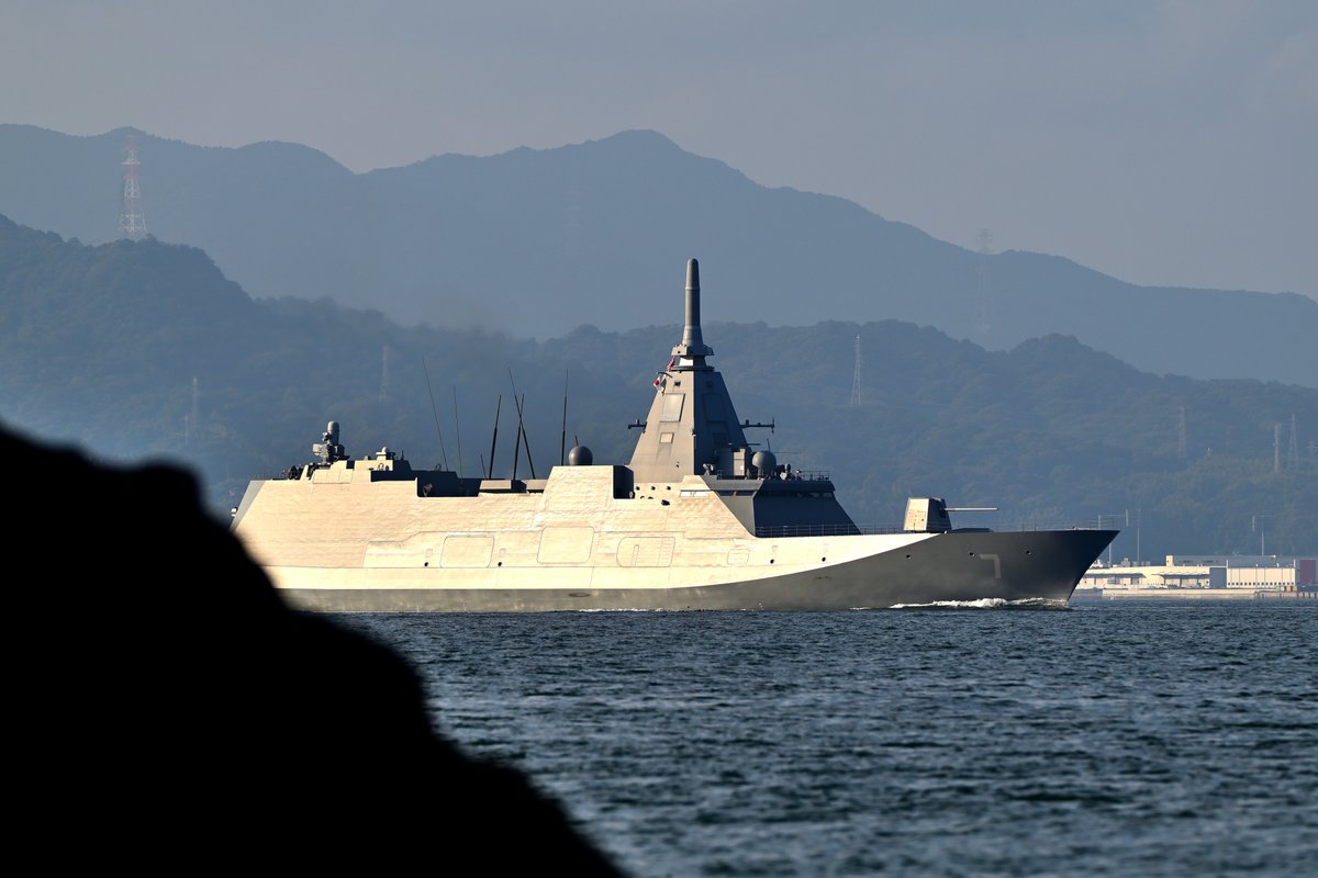 Peri_Depth's tweet photo. 「護衛艦によど」が夕刻の関門海峡を東航していきました。
この時間帯は「もがみ型」の鋭利なナックルラインが強調される激熱タイム。
能力向上型の「改もがみ型」では形状が変わるようなので、そっちも楽しみです。

#海上自衛隊 #JMSDF #護衛艦 https://t.co/QfxN0tkZl3