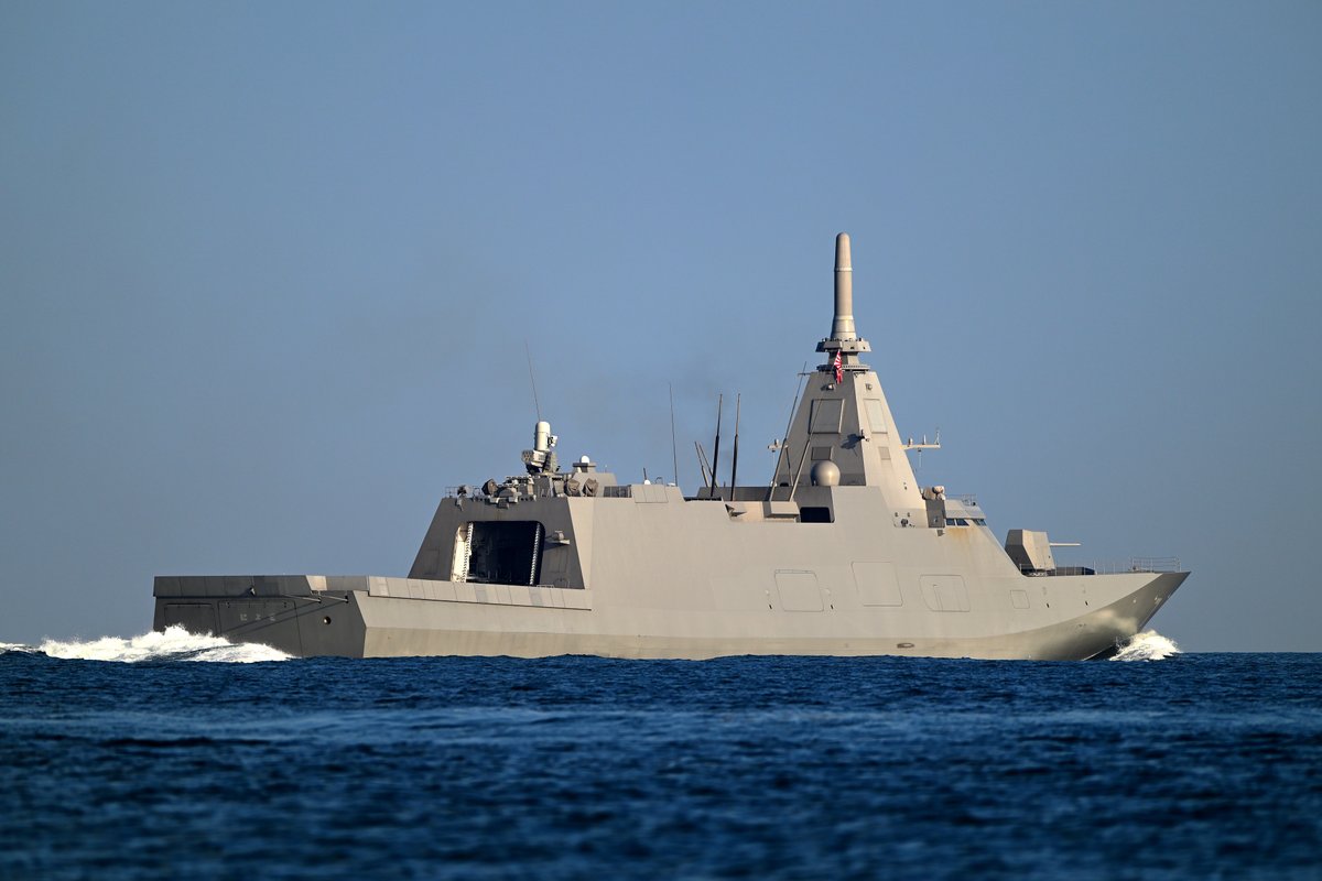 Peri_Depth's tweet photo. 「護衛艦によど」が夕刻の関門海峡を東航していきました。
この時間帯は「もがみ型」の鋭利なナックルラインが強調される激熱タイム。
能力向上型の「改もがみ型」では形状が変わるようなので、そっちも楽しみです。

#海上自衛隊 #JMSDF #護衛艦 https://t.co/QfxN0tkZl3